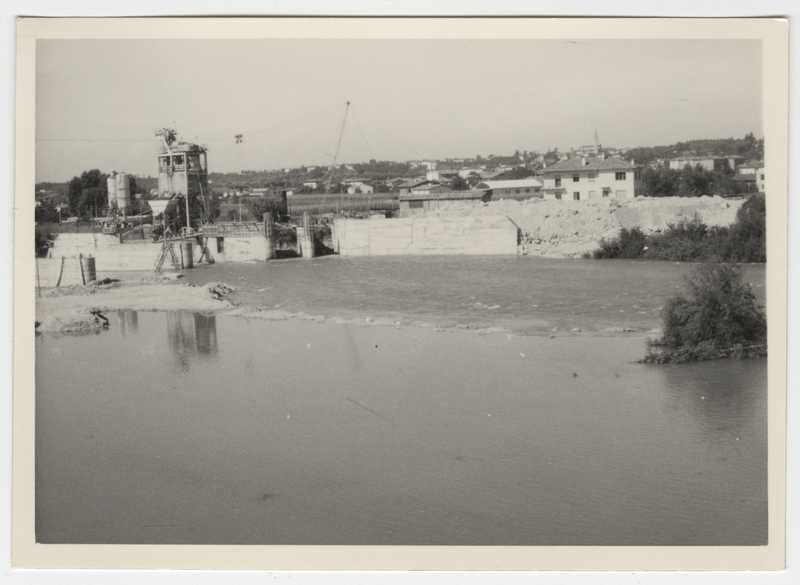 Fiume Isonzo, Gorizia. Cantiere di bonifica. Opere di sbarramento in costruzione. Panorama